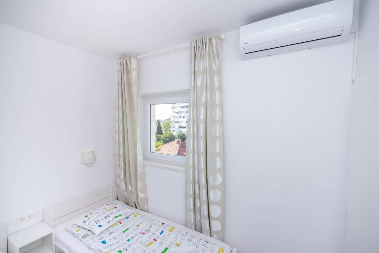 Charming Close To Bacvice And Center *