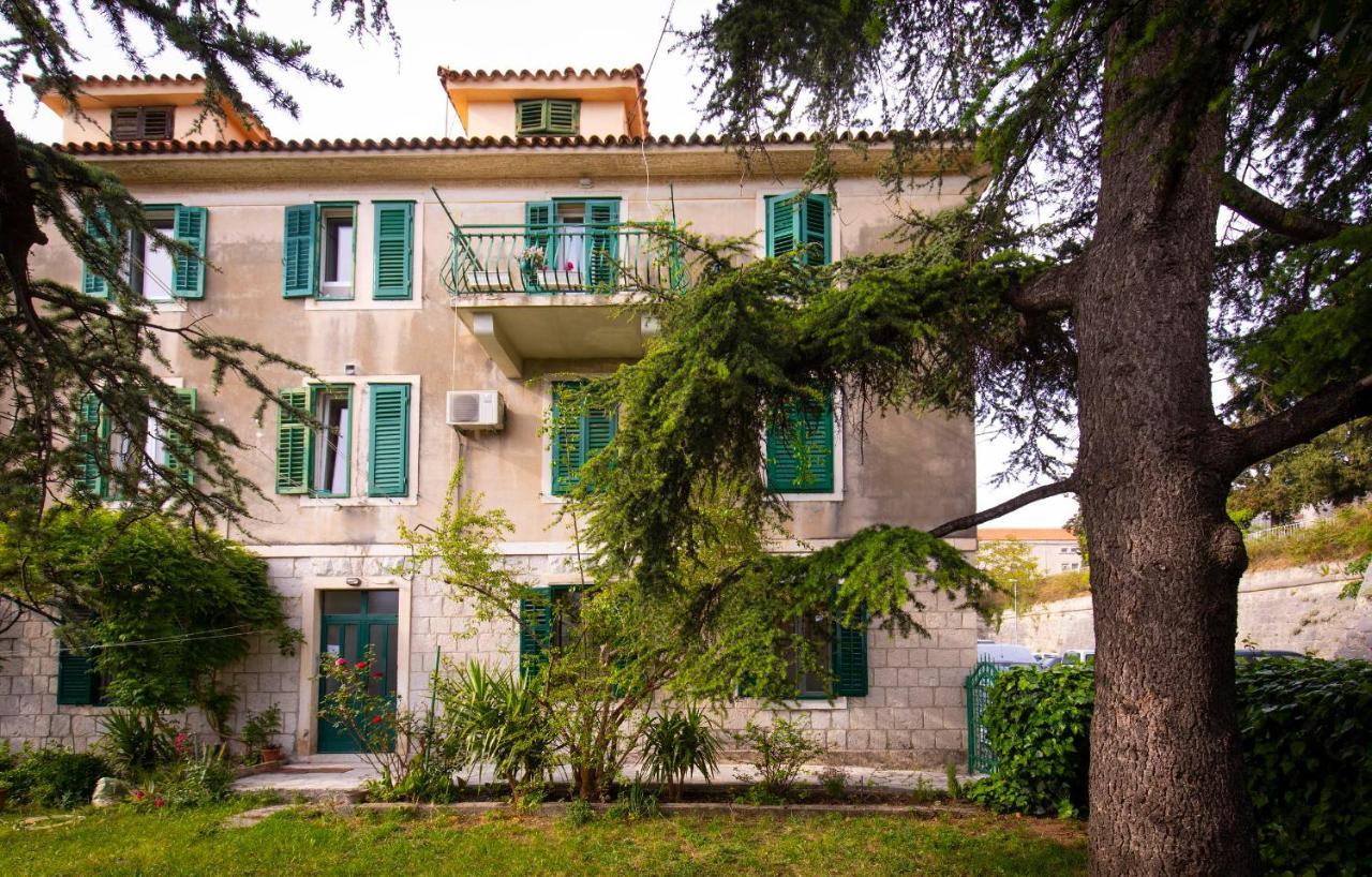 Adora Luxury Split