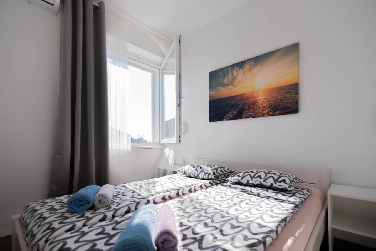 Charming Close To Bacvice And Center *