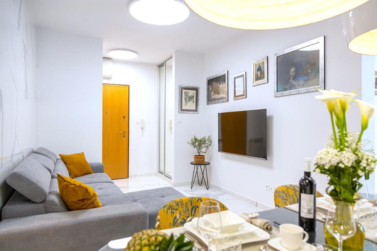 Apartment Lux Tony @ 10 Min Znjan