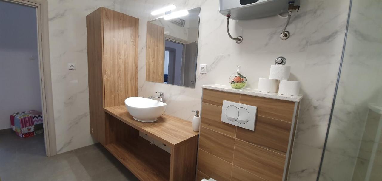 Anja Lux, Apartamento