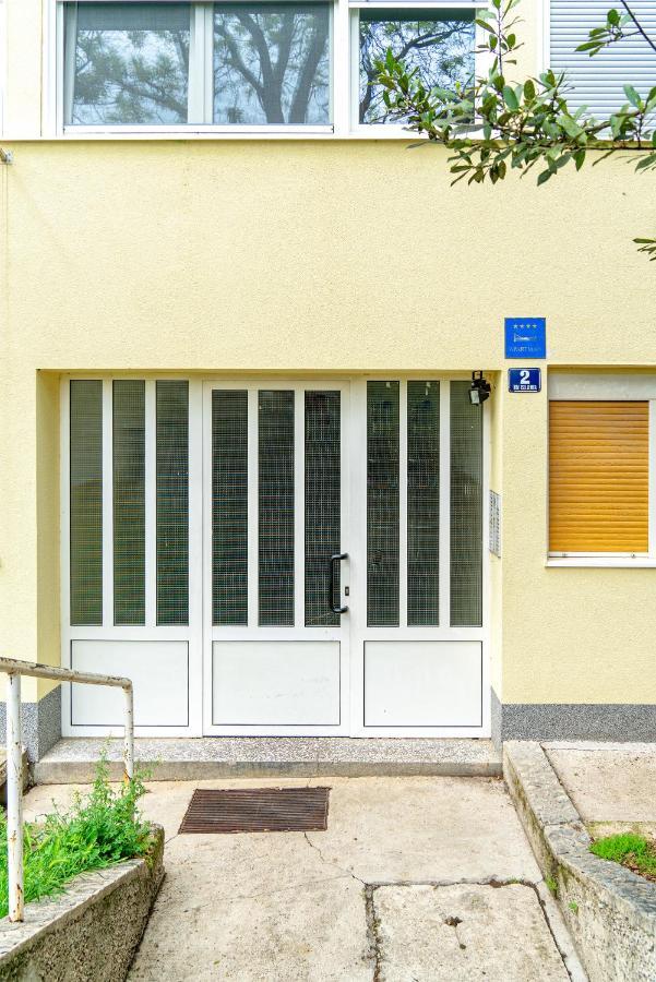 No.15 Apartment *