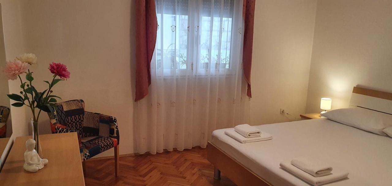 Anja Lux, Apartamento