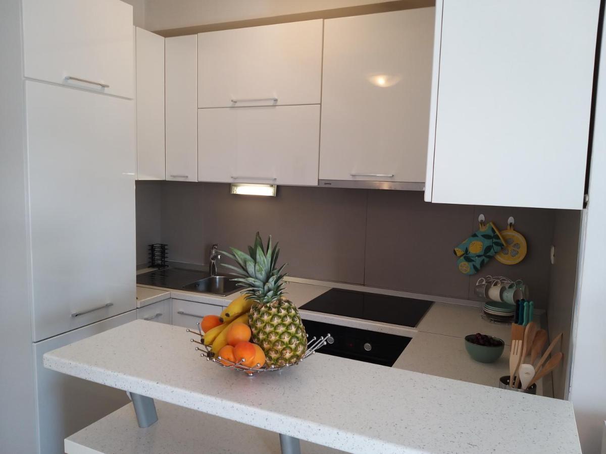 3 Bedroom With Terrace And Free Parking Apartment *