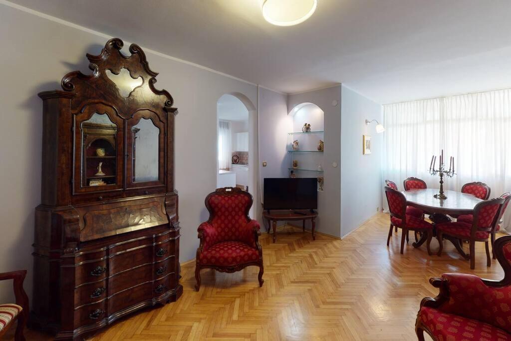 Writer's In An Unique District Apartment *