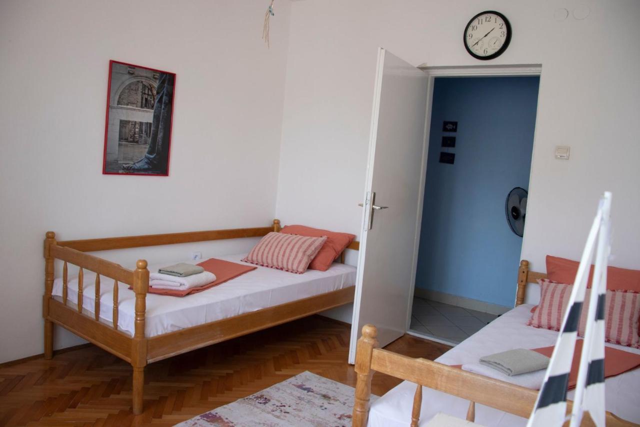Larus Apartment *