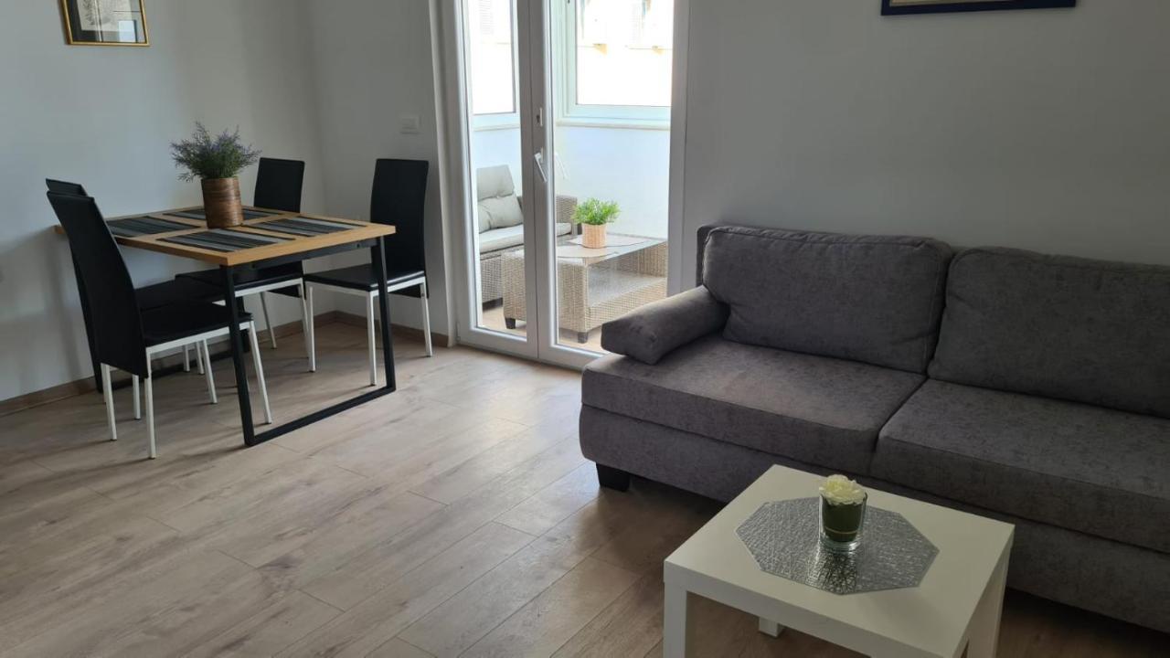 By The Mall Apartman