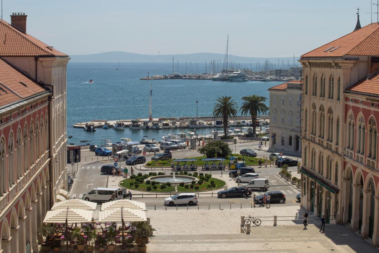The View * Split