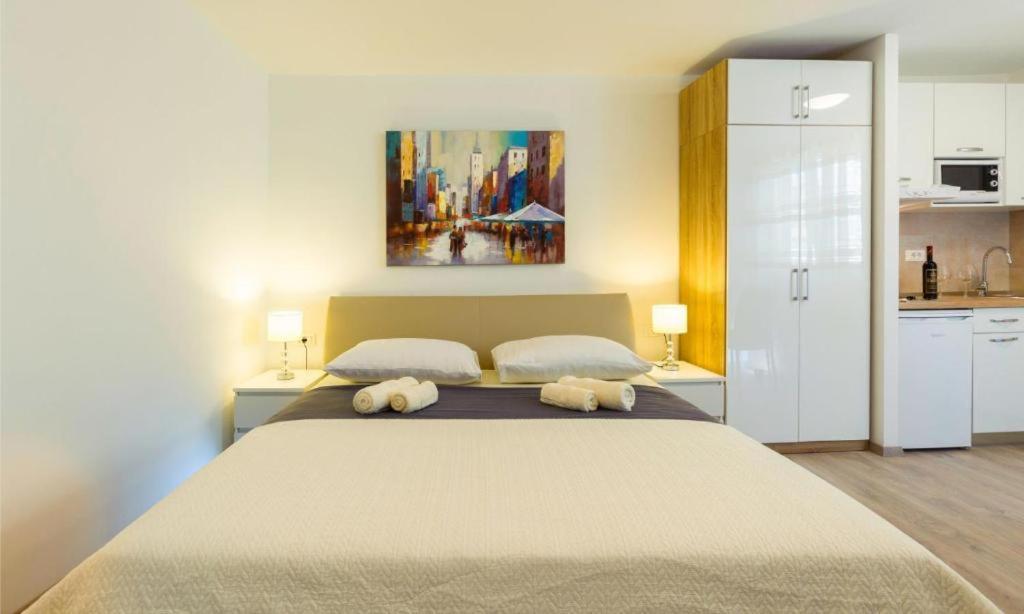 Apartments & Room Rollex 4*