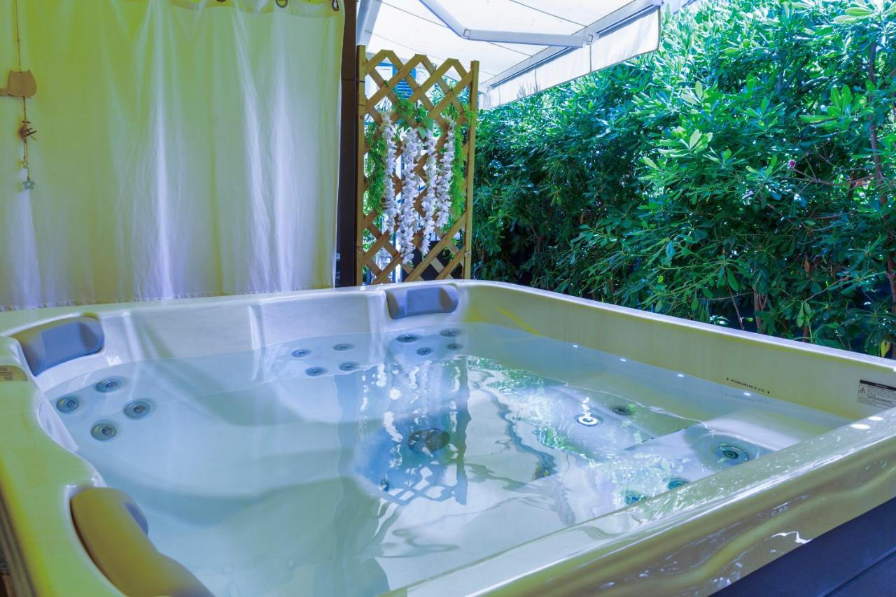 Johnny Croatia With Hot Tub * Split