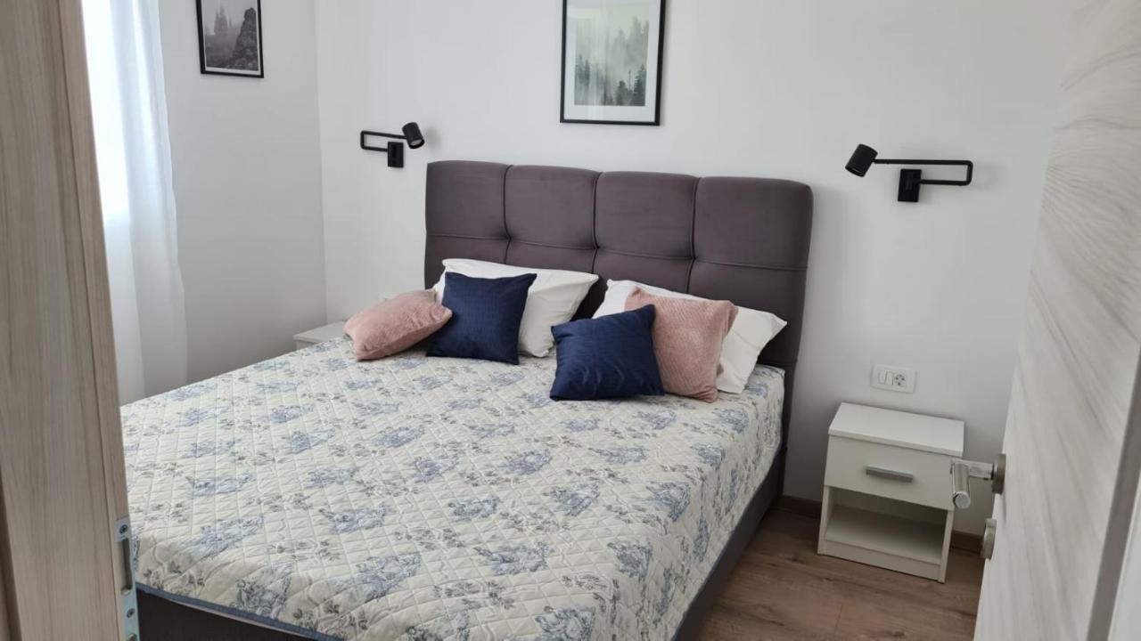 By The Mall Apartman
