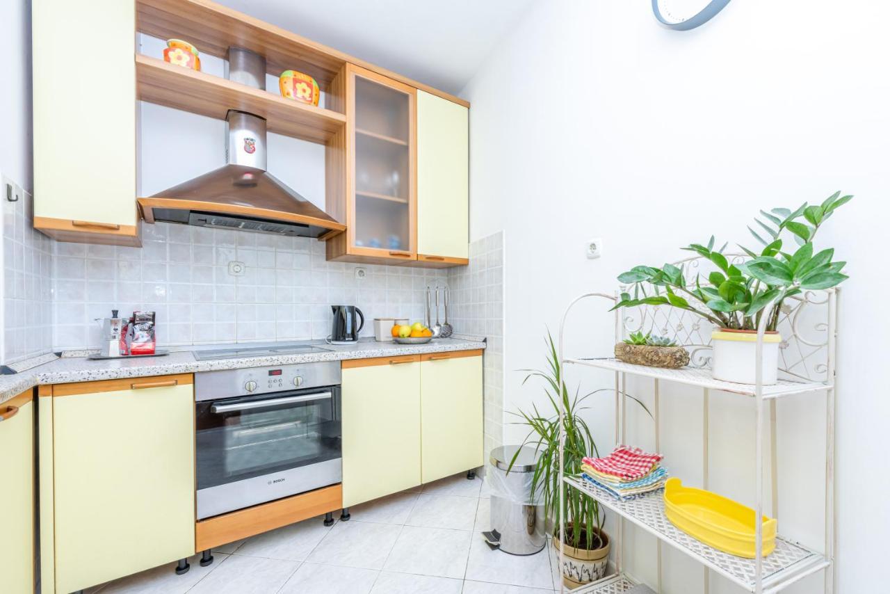 B&a - Center Of Apartment Split