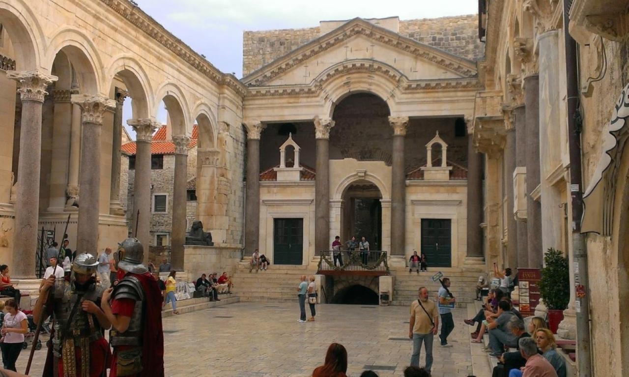 Apartment Authentic In Stone House At The Location Split