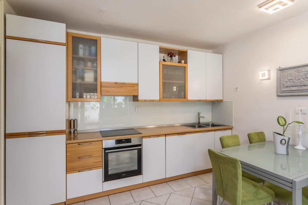 Neve St Apartment *