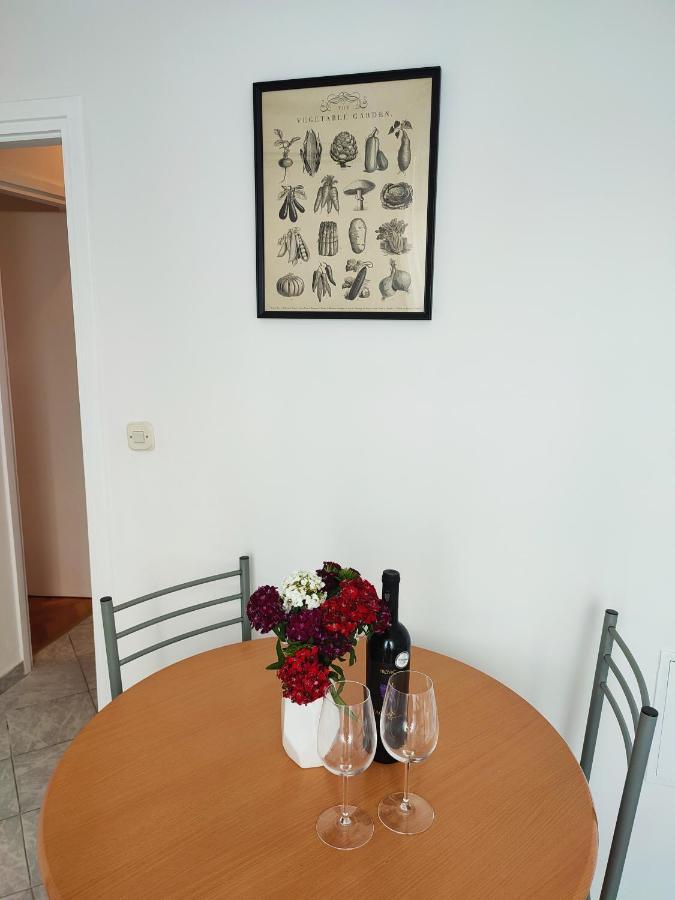 Lenka -split ,great Location Split