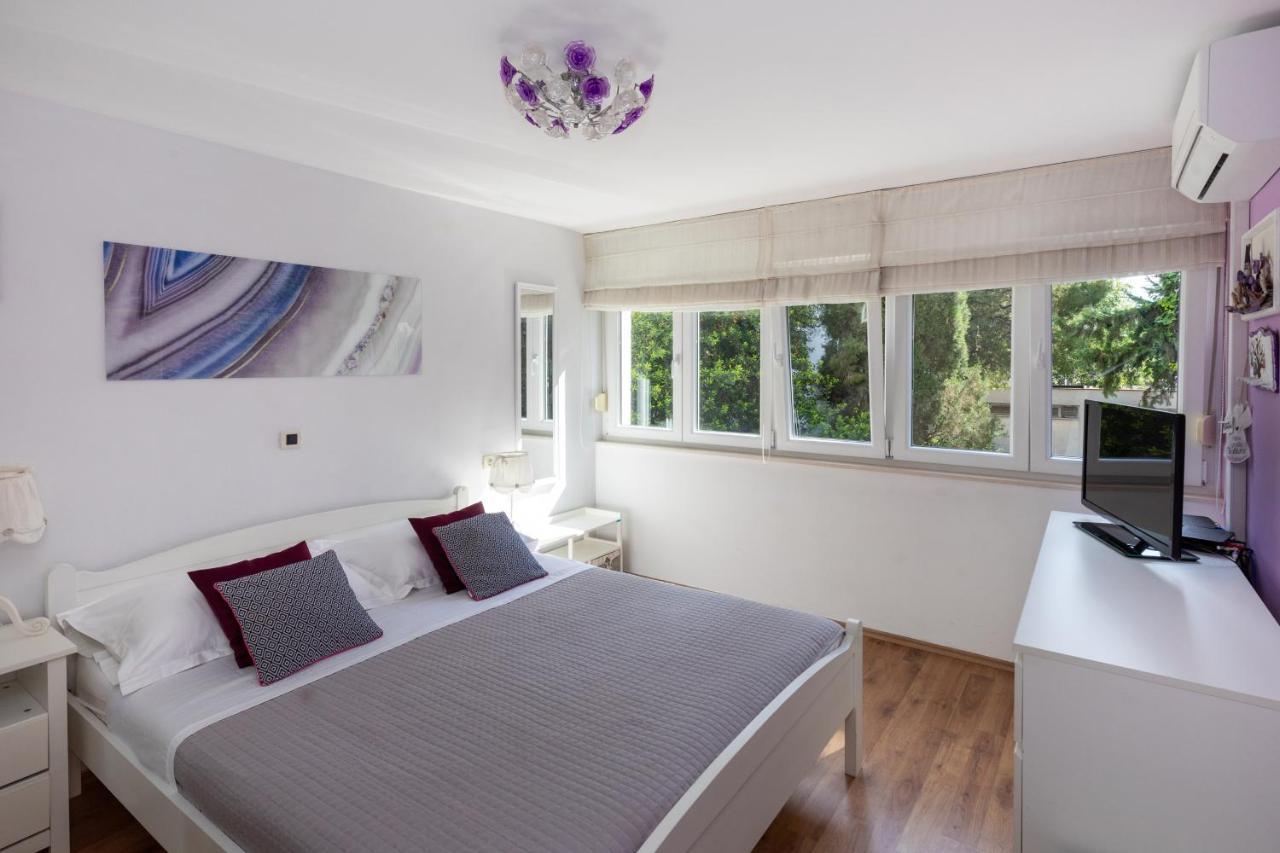 Spacious With Balcony & Walk To Old Town Apartman *