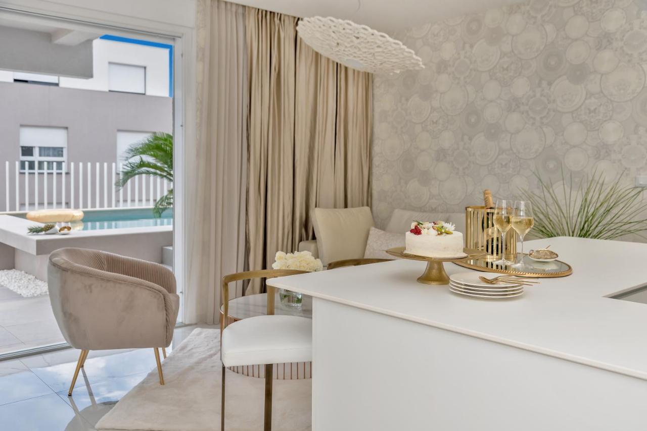 Golden Cell Apartment *