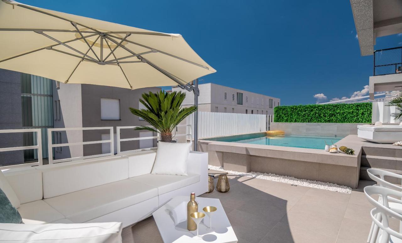 Golden Cell Apartment *