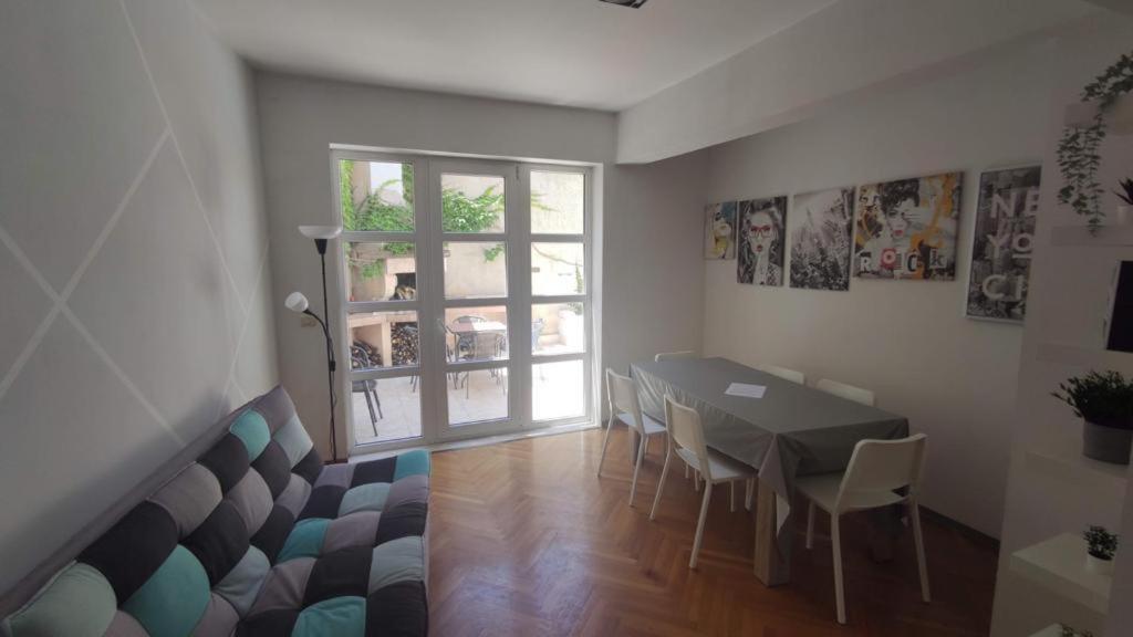 Kvaternikova - Pool, Grill, 4 Bedrooms, 3 Bathrooms Apartman *