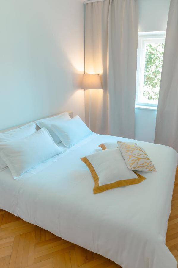 Franco's Spacious - Great Location Appartement