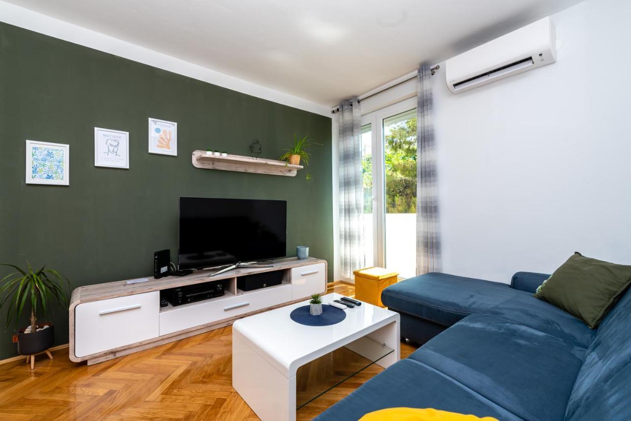 Spacious Rocky With Balcony *