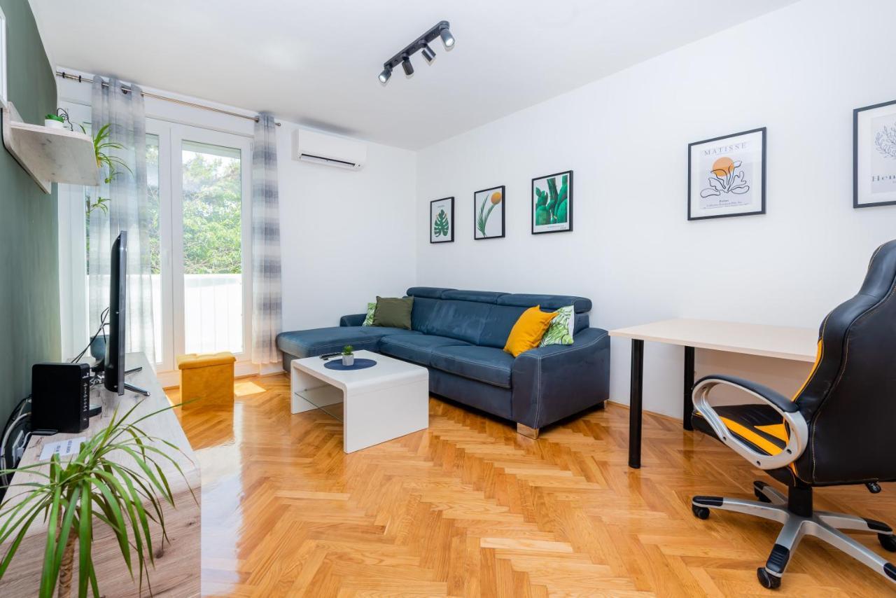 Spacious Rocky With Balcony *
