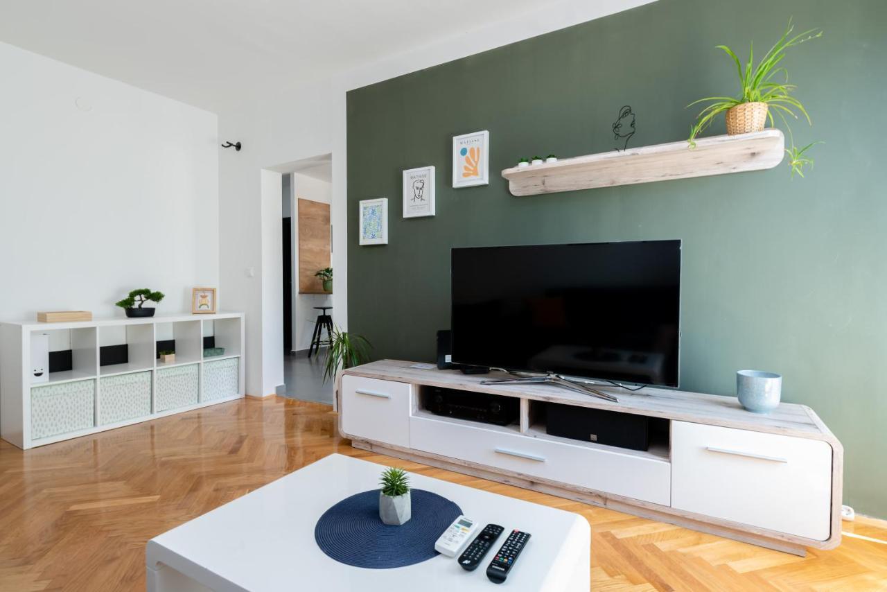 Spacious Rocky With Balcony *
