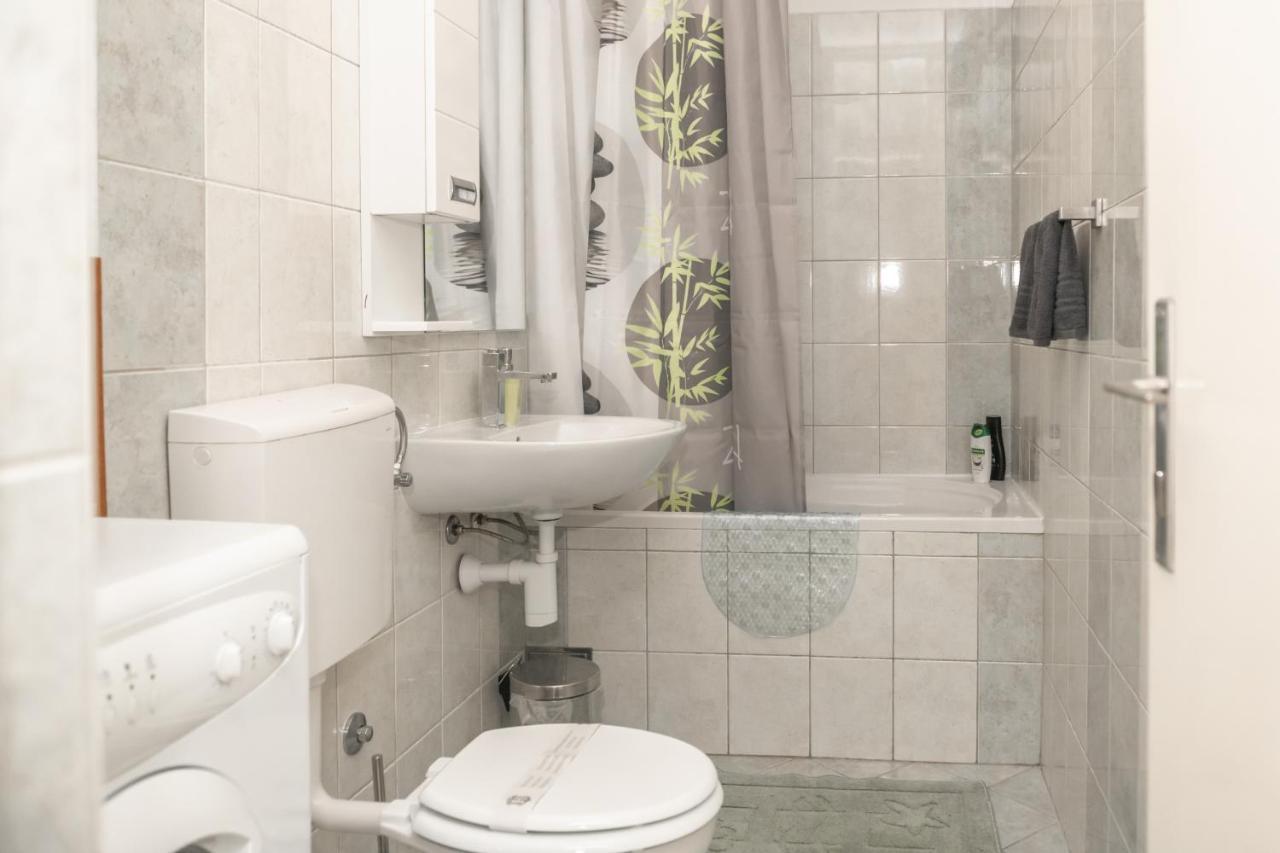 Apartment Sunny & Spacious, 2 Bedroom Apartment With Free Parking
