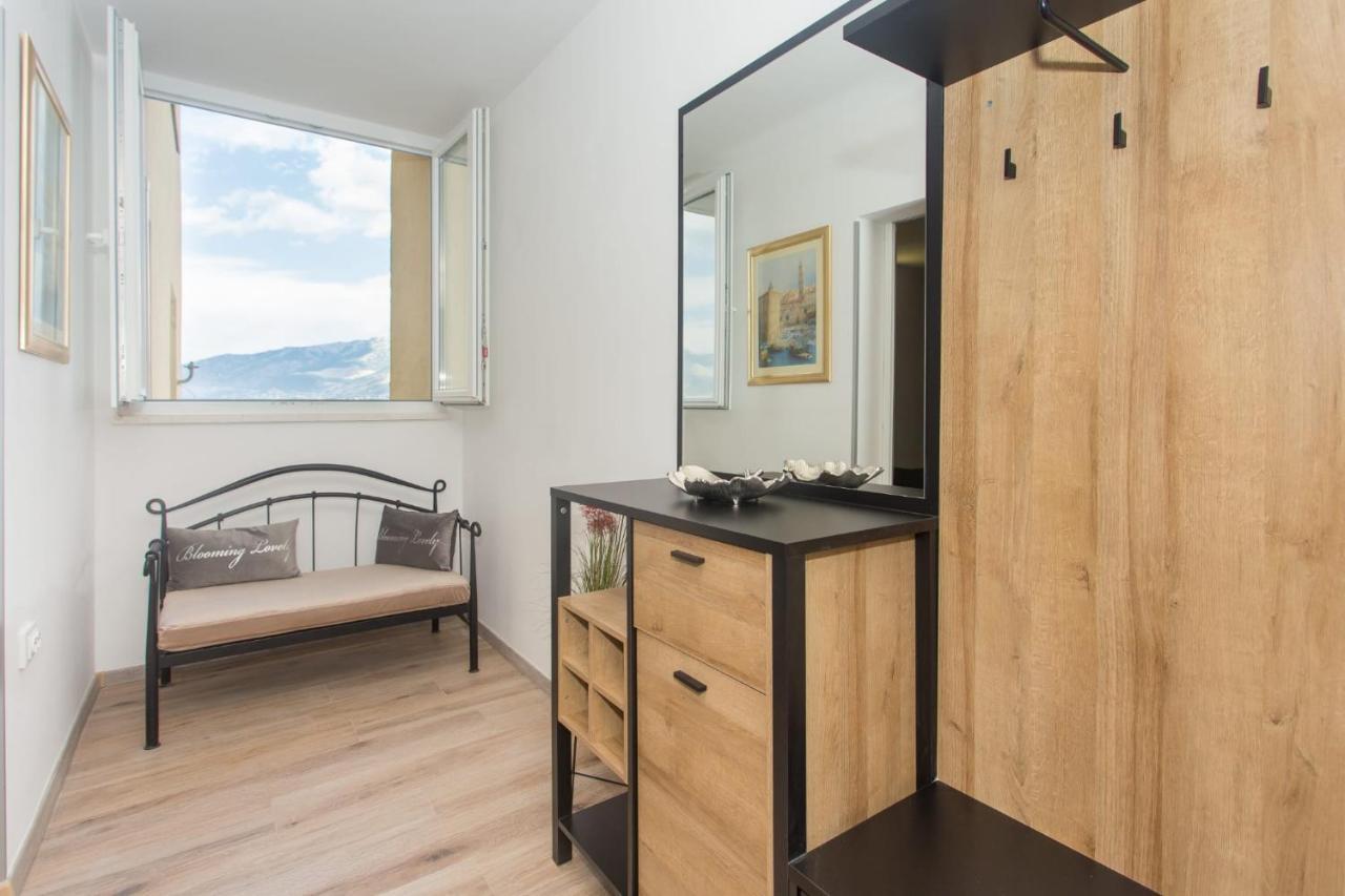 Split Apartment *