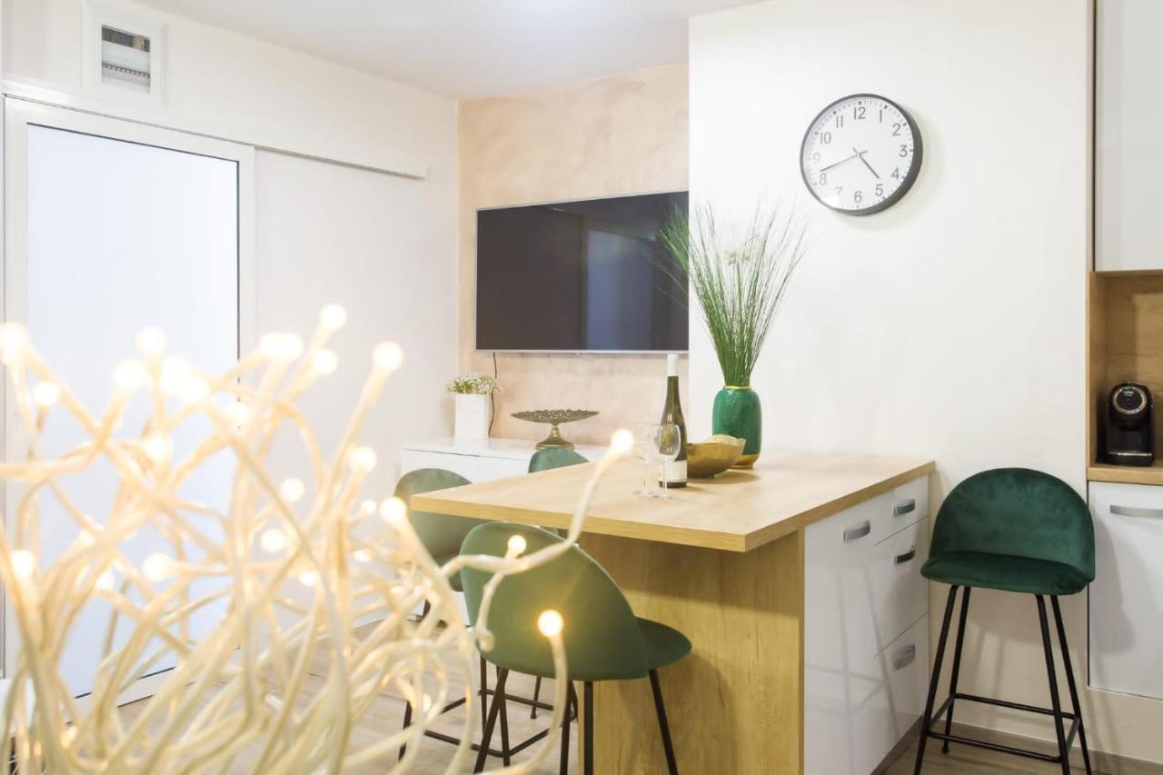 Split Apartment *