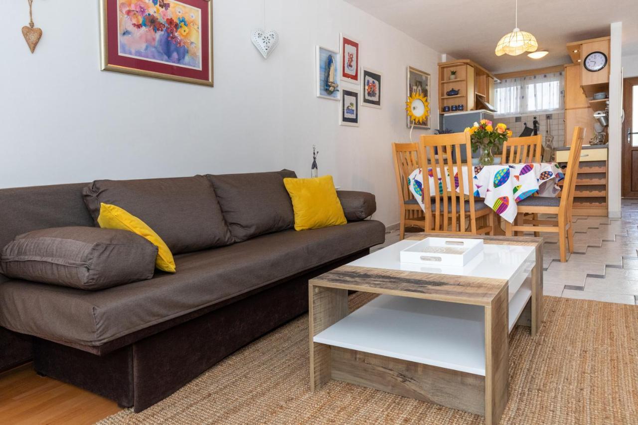 Spacious With Balcony & Walk To Old Town Apartman