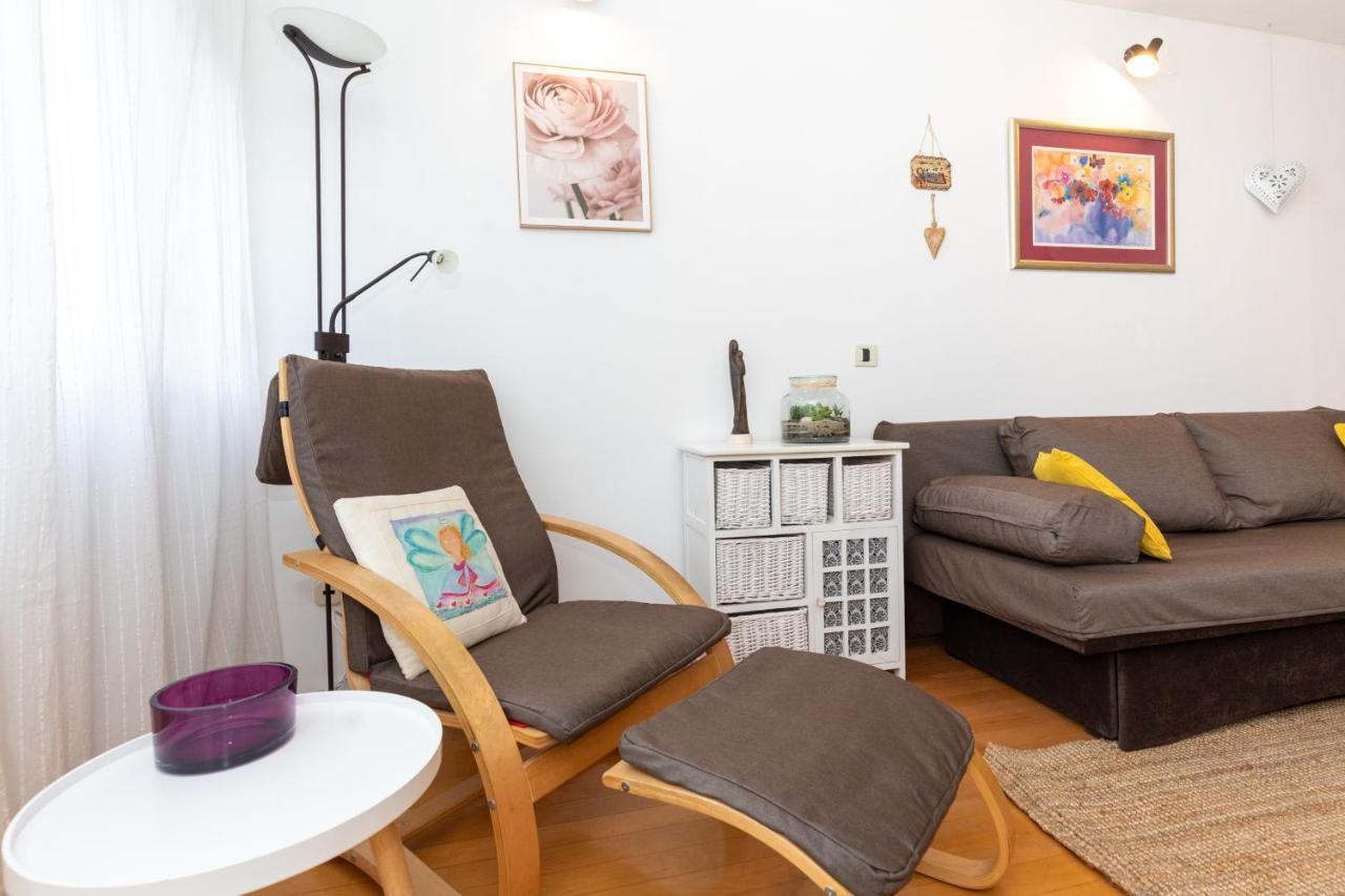 Spacious With Balcony & Walk To Old Town Apartman *