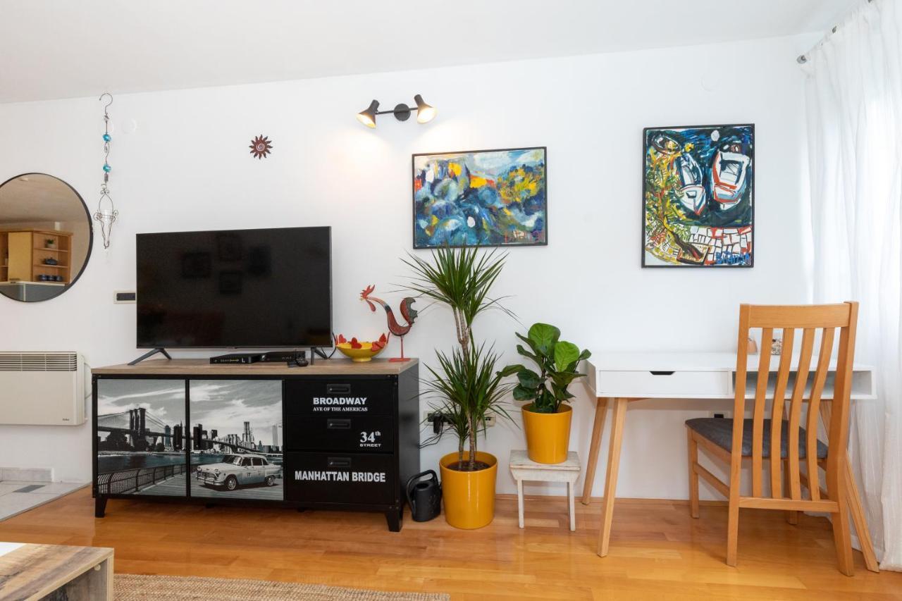 Spacious With Balcony & Walk To Old Town Apartman *