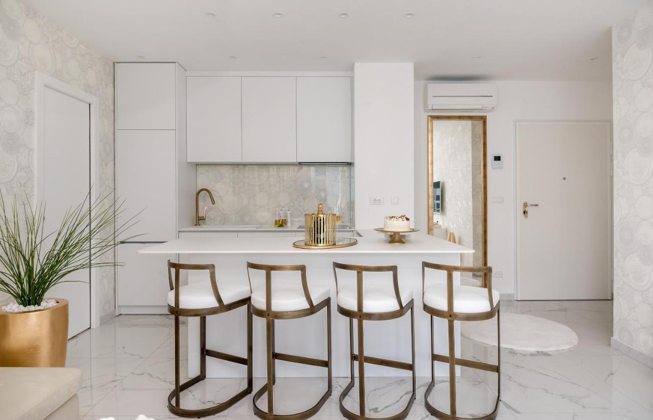 Golden Cell Apartment Split