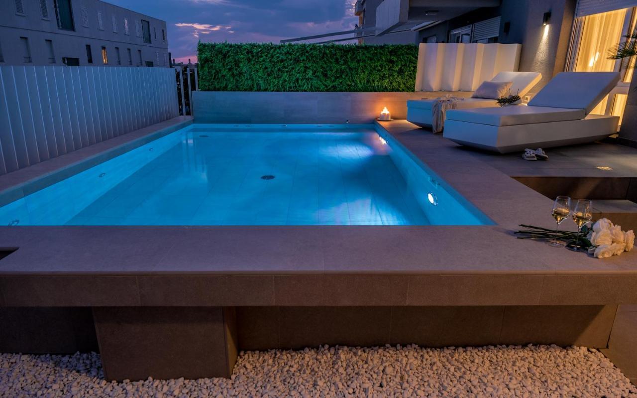 Golden Cell Apartment *