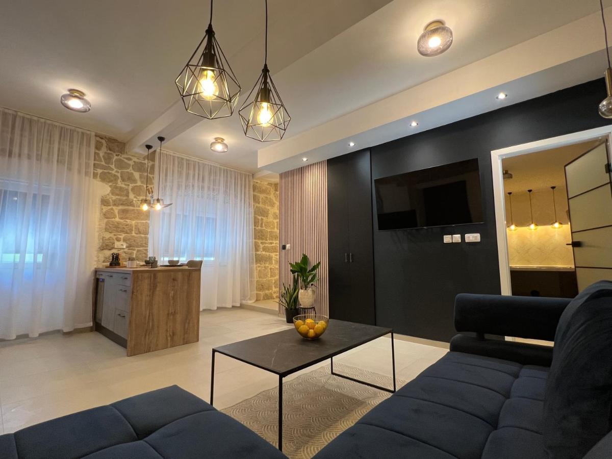 Apartment Place Split