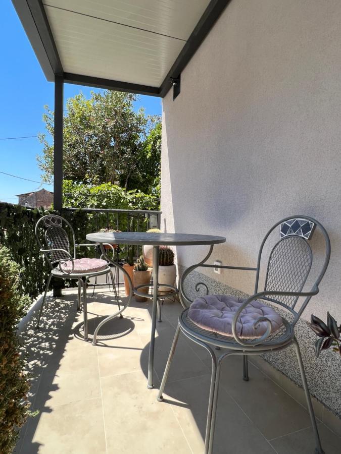 Apartment Place Split