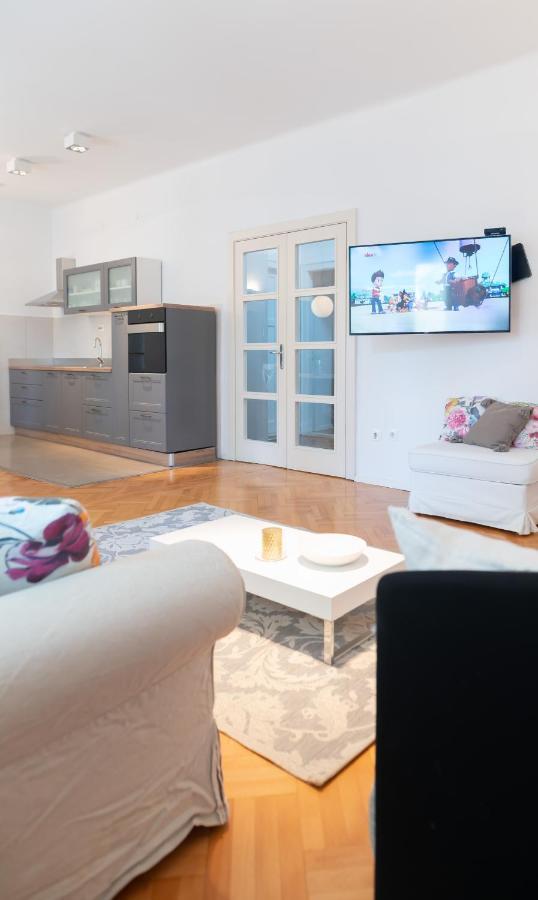 Franco's Spacious - Great Location Apartment