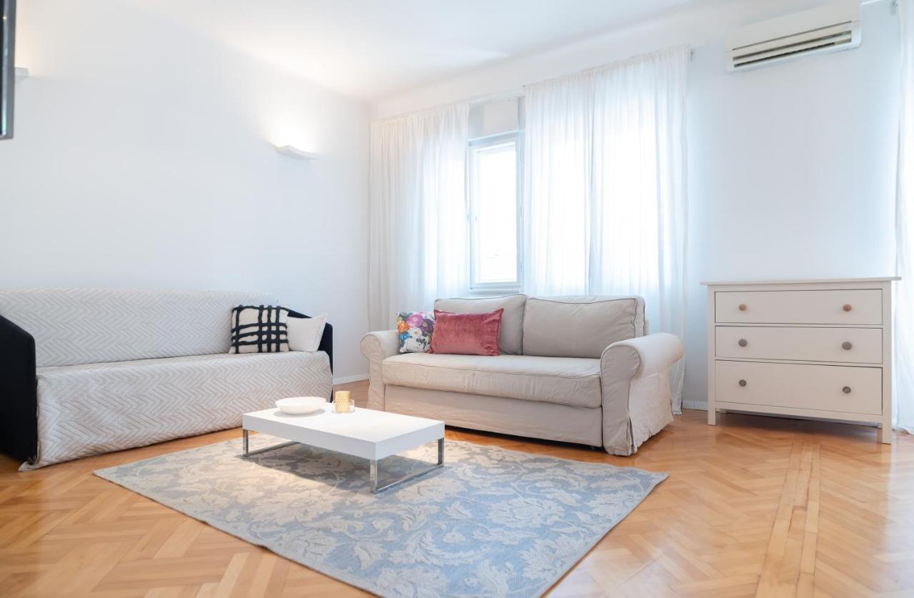Franco's Spacious - Great Location Apartment
