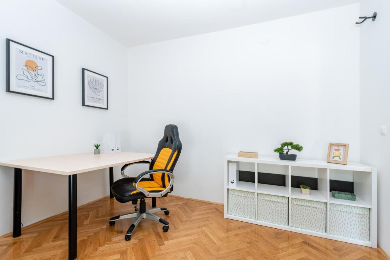 Spacious Rocky With Balcony Appartement Split
