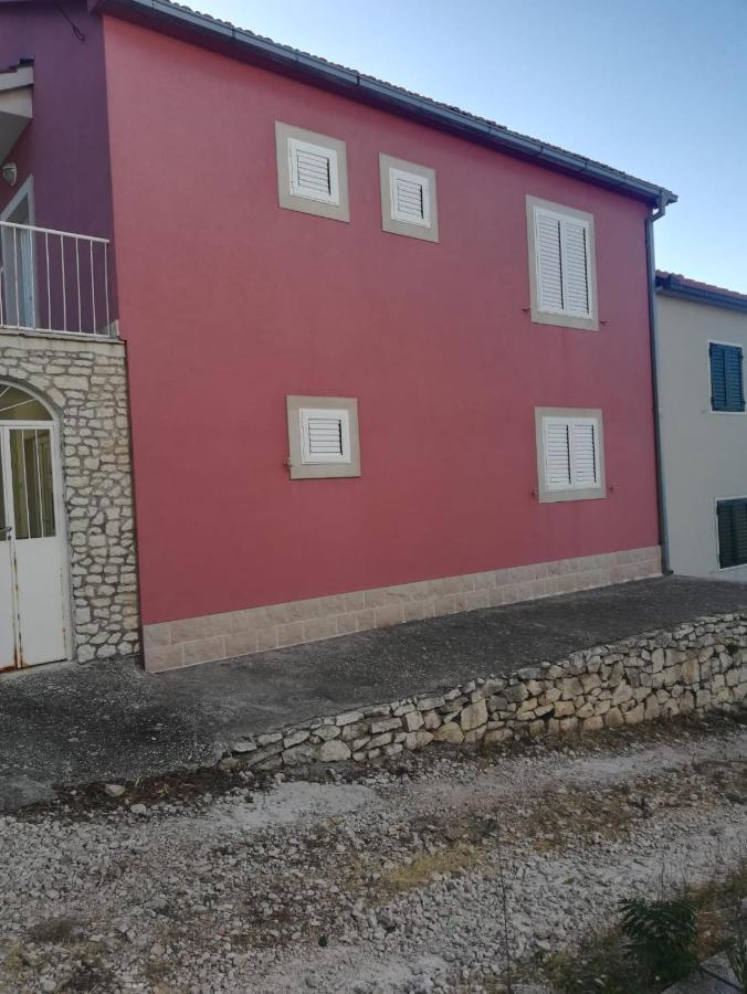 Holiday House Split