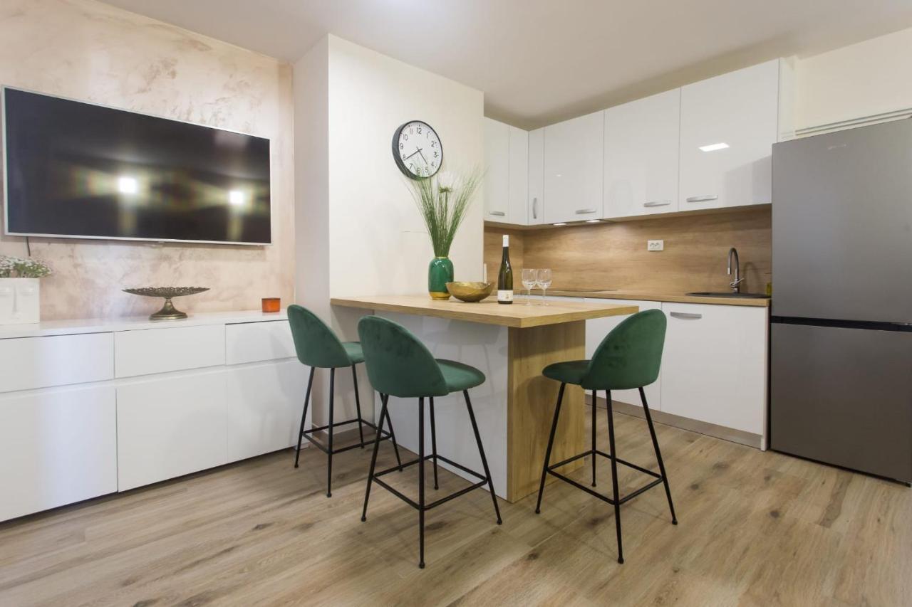 Split Apartment *