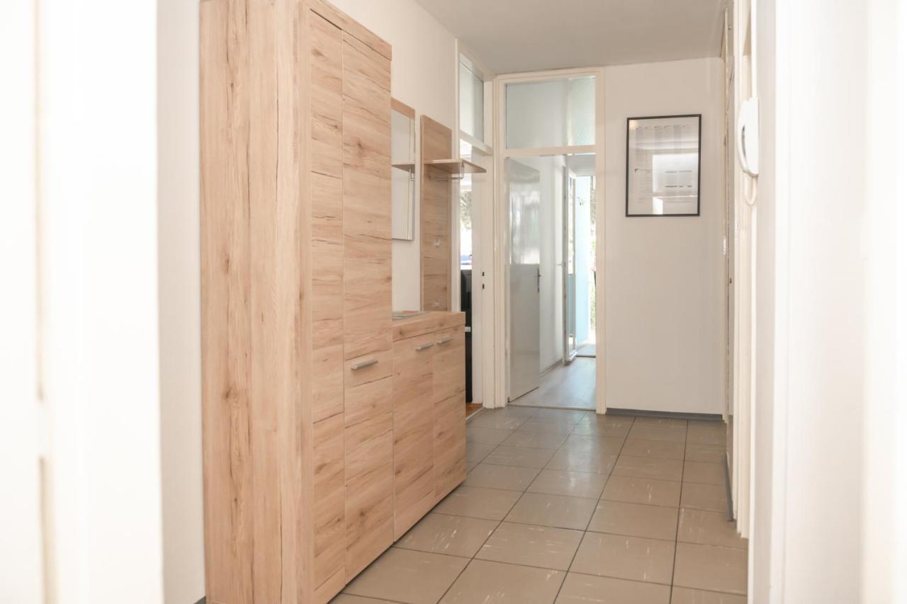 Sunny & Spacious, 2 Bedroom Apartment With Free Parking * Split