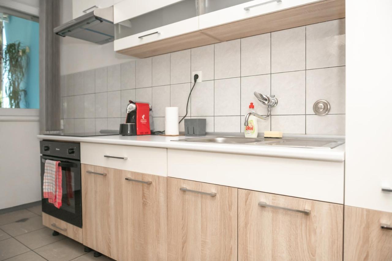 Sunny & Spacious, 2 Bedroom Apartment With Free Parking *