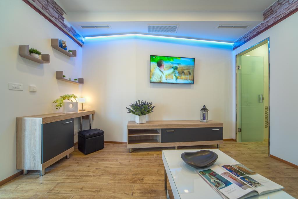 Cherry-Old Town Apartment Split