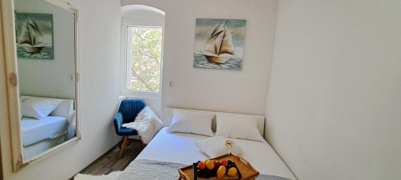 Old Town Tone Apartment