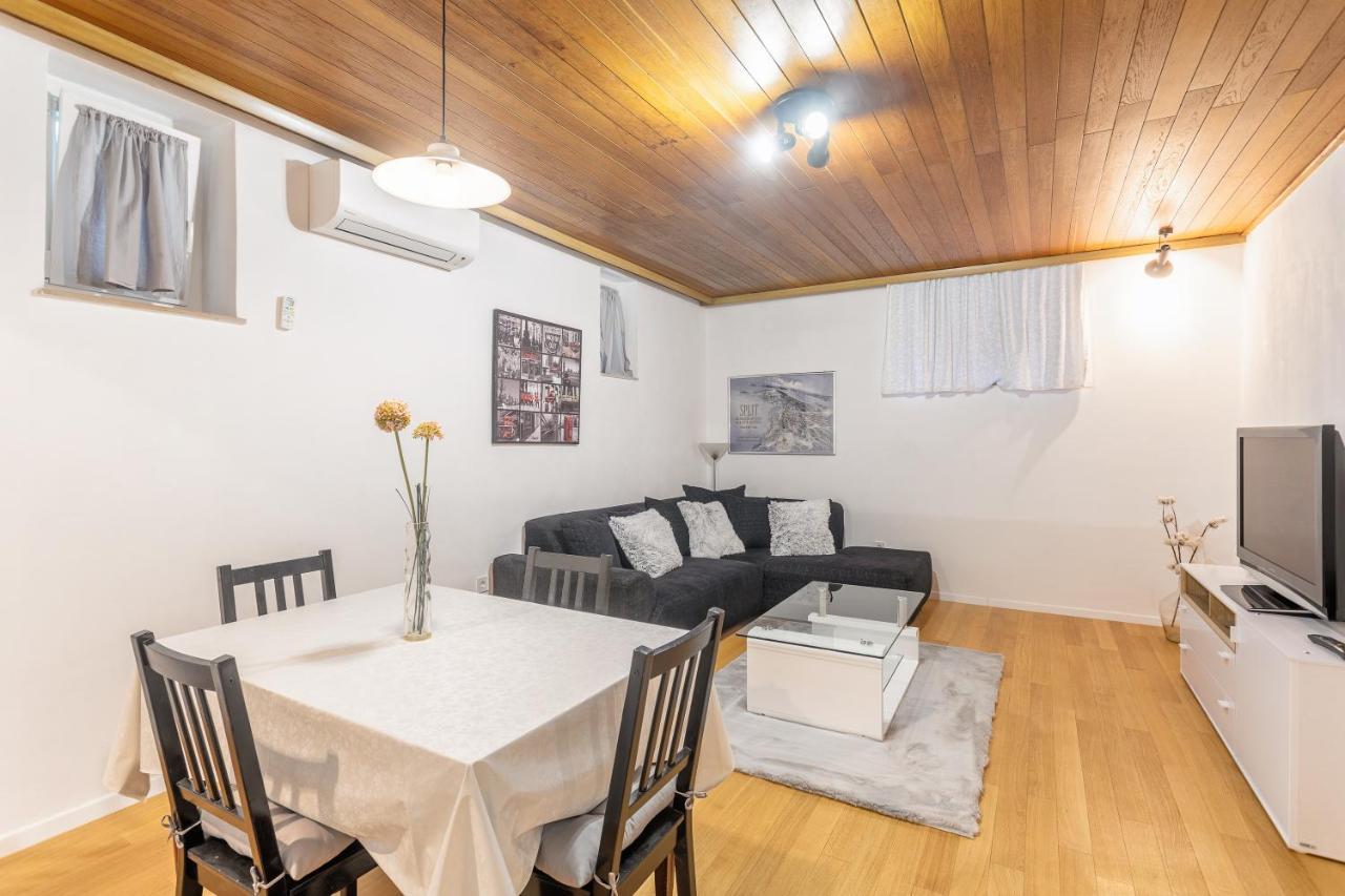 Viktor Apartment