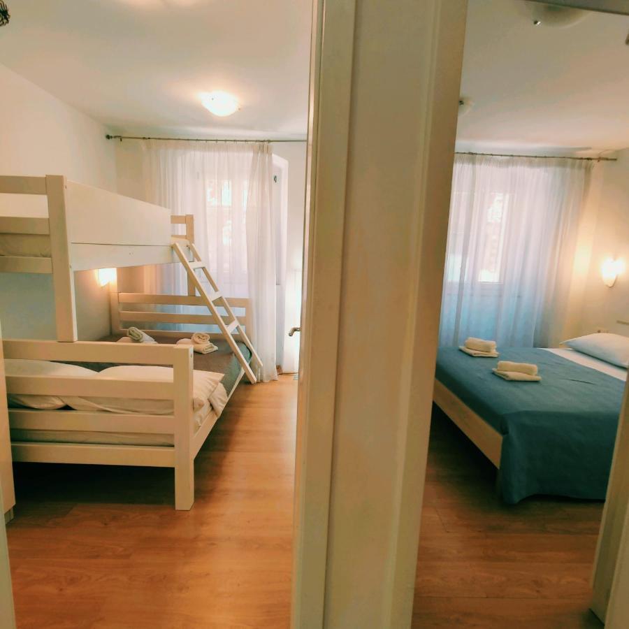 Iron Gates Apartment *