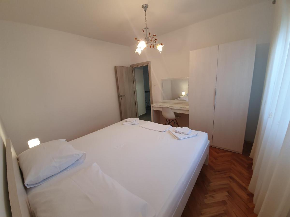 Anja Lux, Split