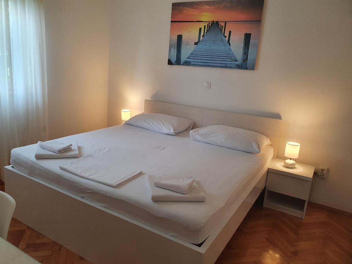 Anja Lux, Split